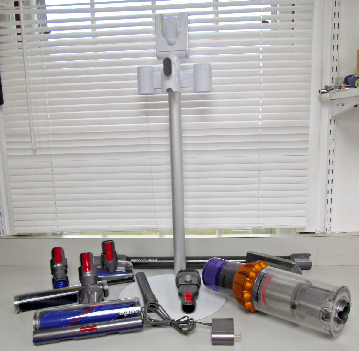 Dyson V15 Detect Pro Cordless Vacuum Cleaner w/ Floor Dok & original box