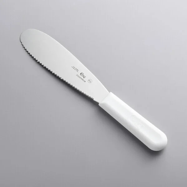 Choice 5 1/2″ Scalloped Sandwich Spreader with White Polypropylene Handle