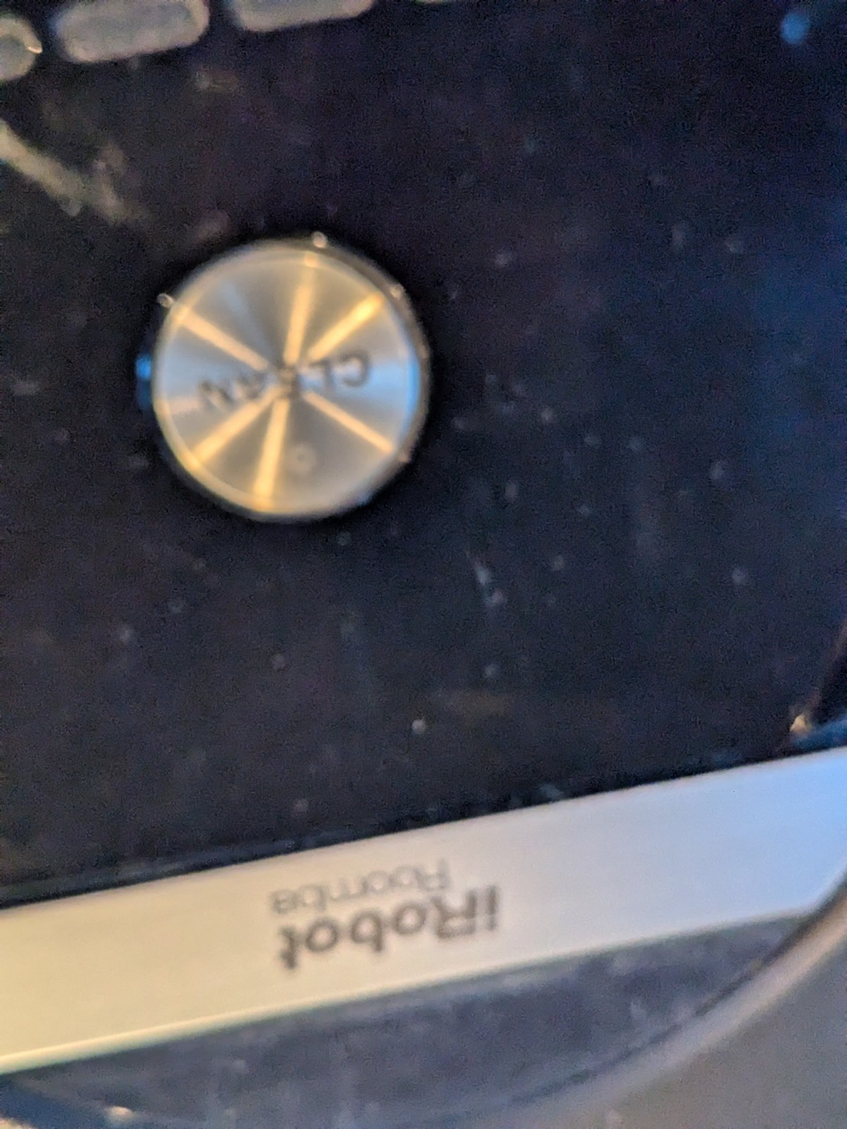 iRobot Roomba 870 Robot Vacuum works see Pictures for details sold as it is