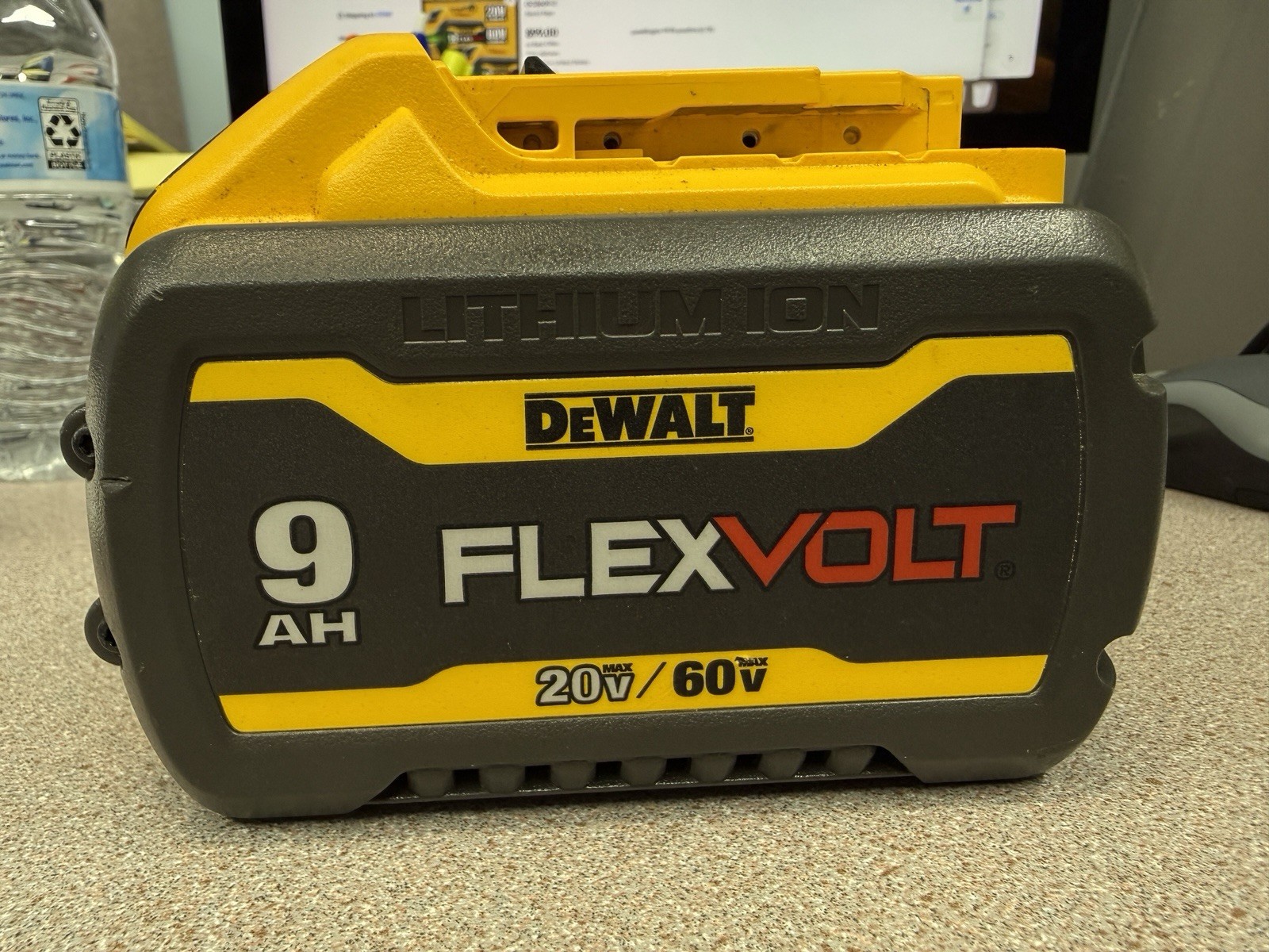 DEWALT DCB609 20V/60V MAX FLEXVOLT 9.0Ah Lithium-Ion Battery Excellent