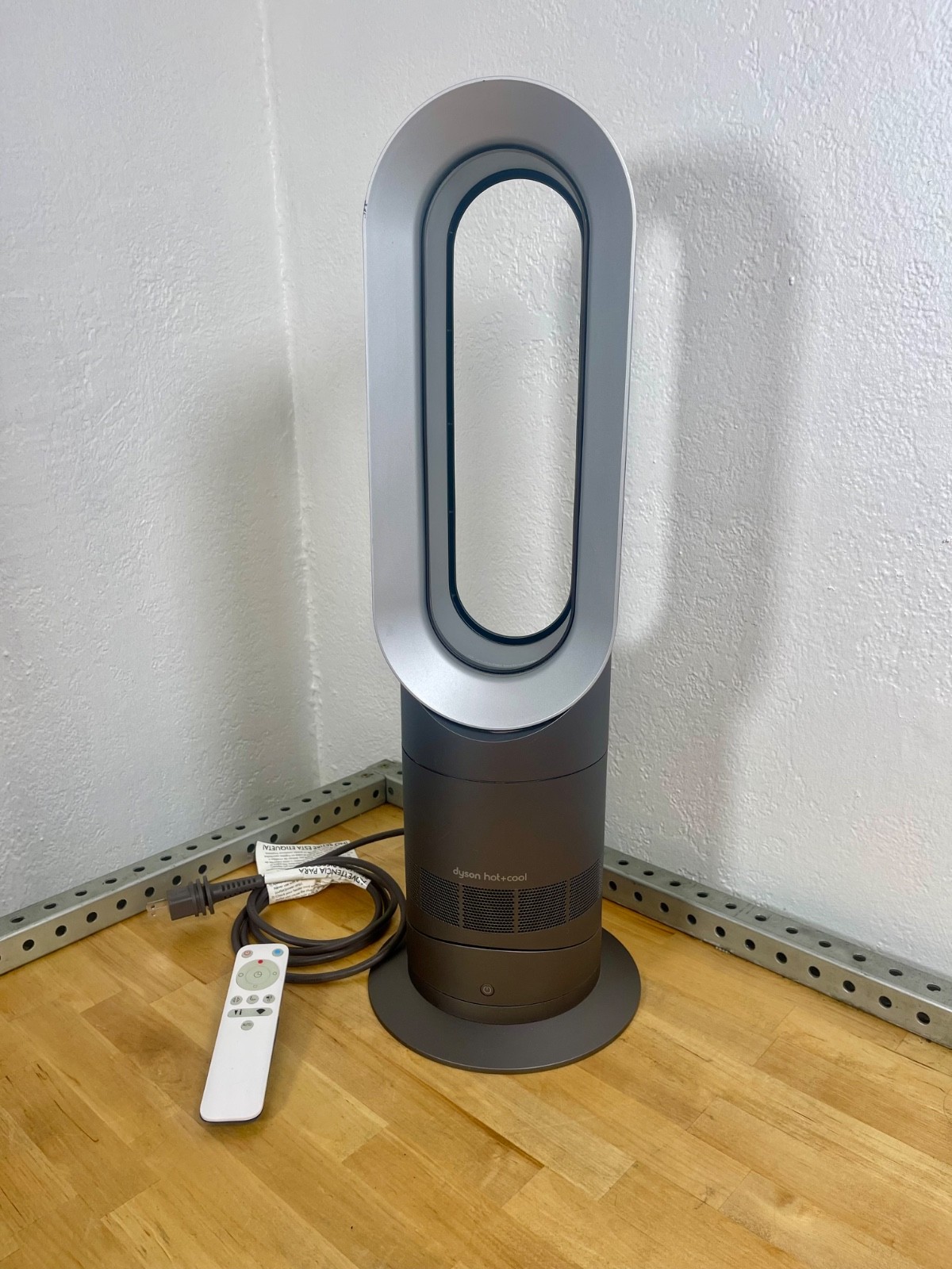 Dyson AM09 Hot+Cool Fan Heater – Black/Iron + Remote