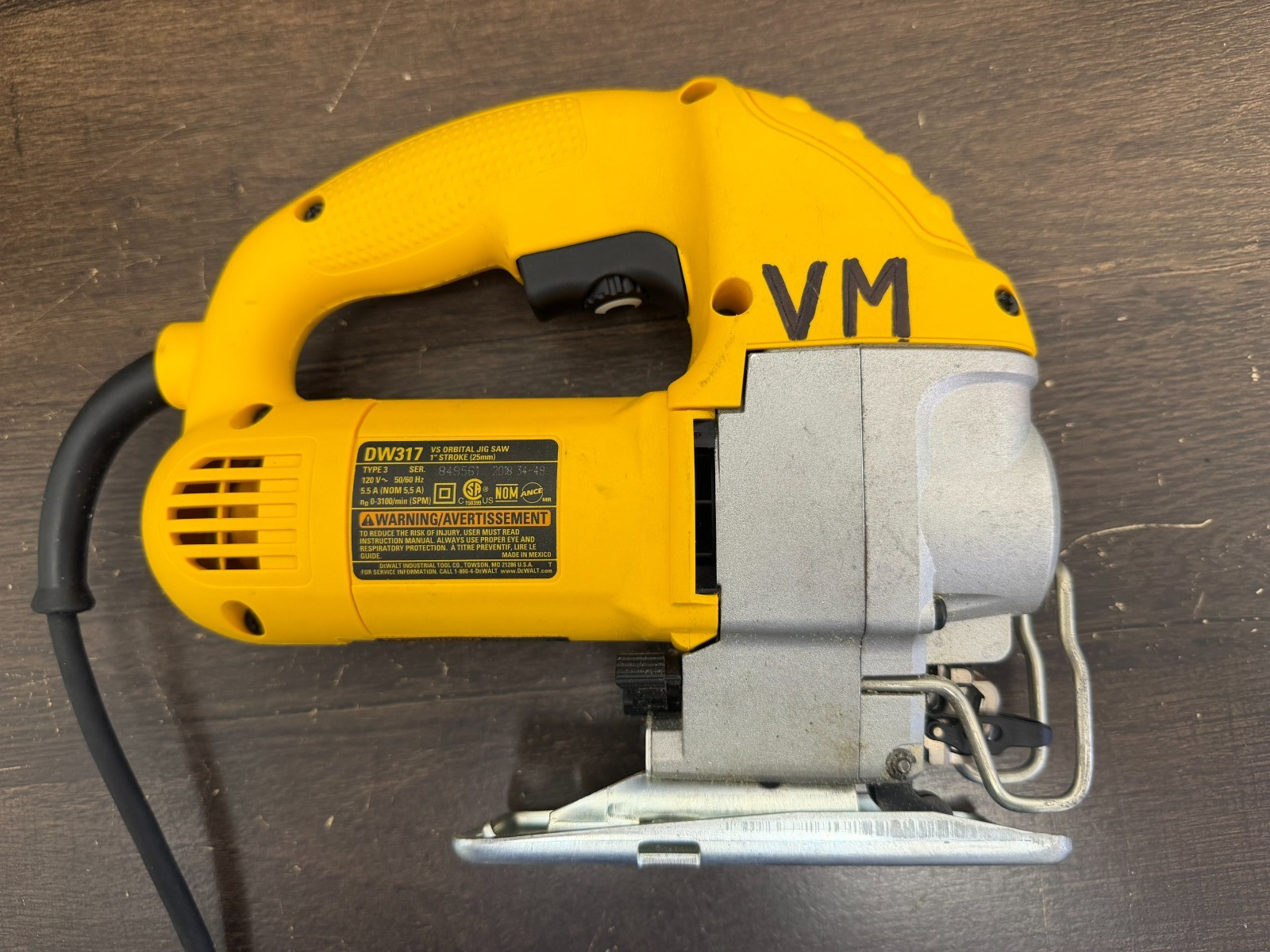 DEWALT 5.5 Amp Corded Variable Speed Jig Saw Kit
