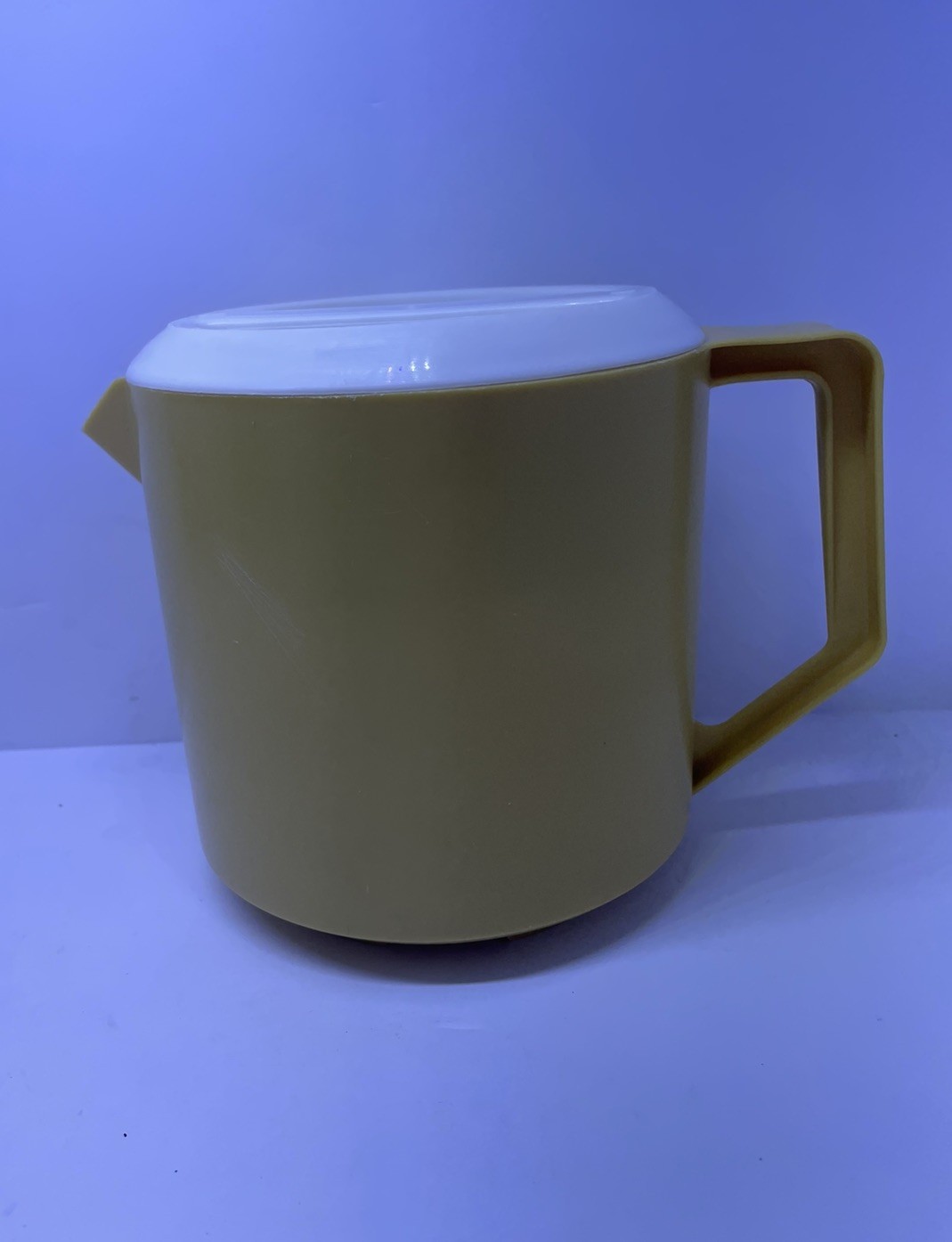 Vintage Rubbermaid 1-1/2 Quarts Yellow Drink Pitcher With White Lid #2745